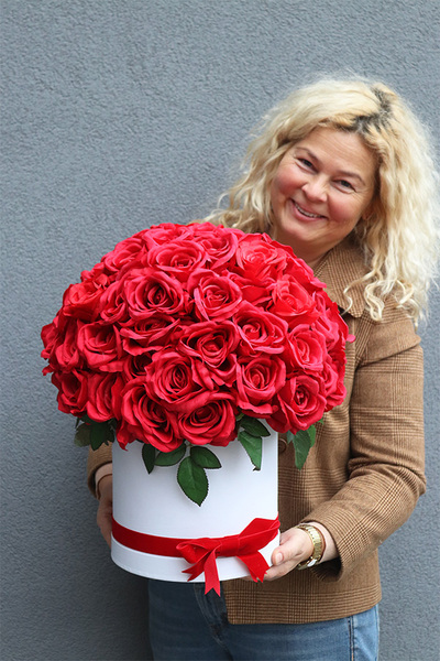 box na prezent Jubileo 80 Róż, w wybranym kolorze kwiatów i pudełka