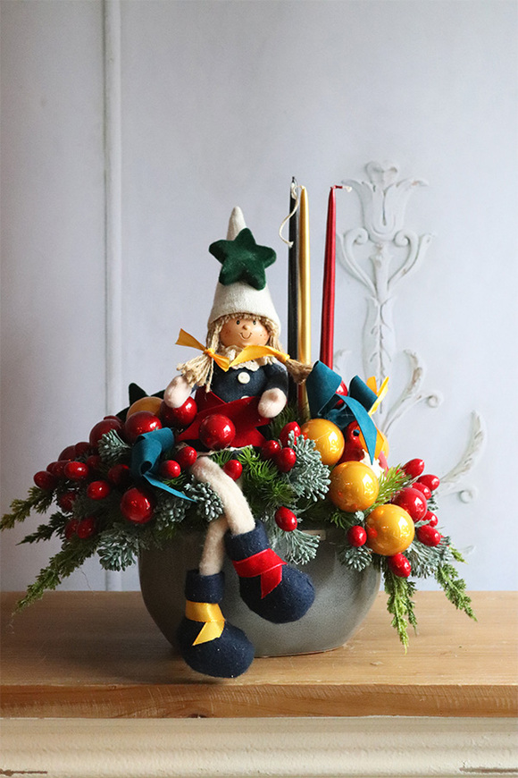 Święta u Elwiry, stroik bożonarodzeniowy z laleczką