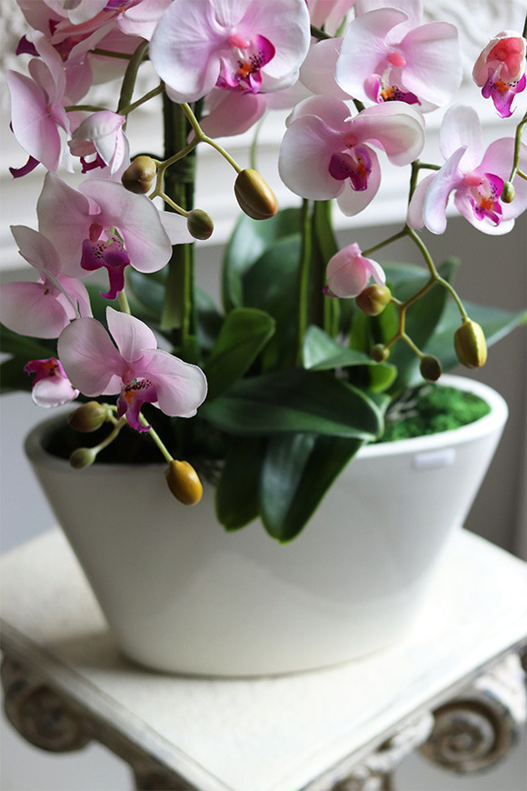 Różowe Chwile, sztuczny storczyk w białej donicy