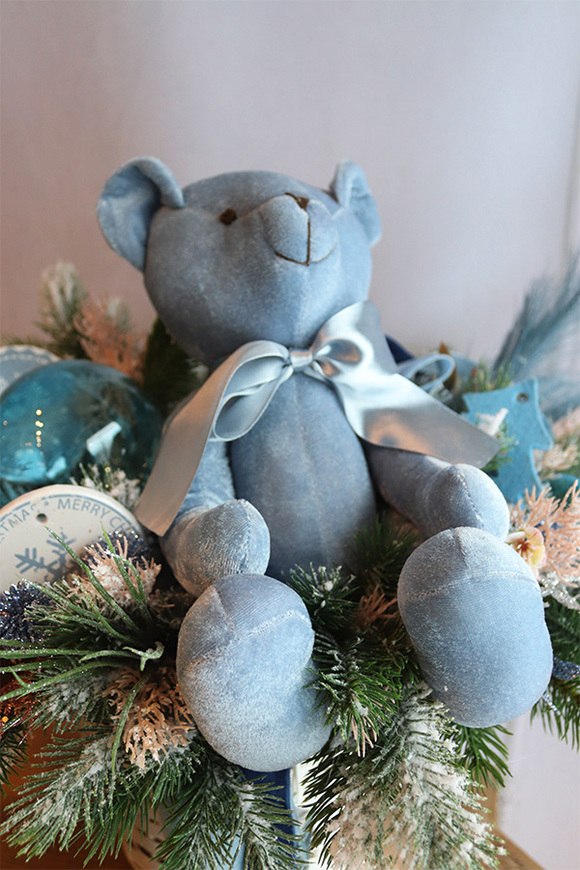 Pluszowy Miś, świąteczny stroik w koszyku