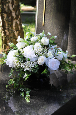 Fleurs Blanches, kompozycja nagrobna w misie, wym.53x50cm