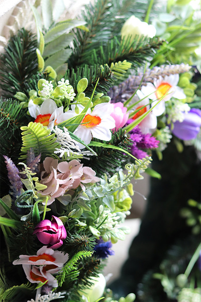 duży wieniec nagrobny, Wiosną