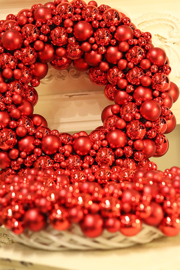 Pandora Red Big, świąteczny wianek ze szklanych bombek na drzwi