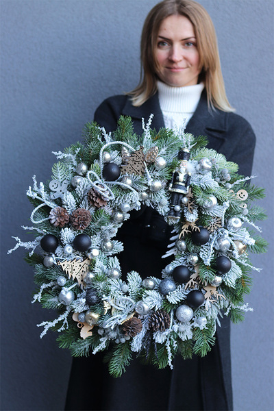 Dziadek Mróz, świąteczny srebrno - czarny wianek, śr.50cm