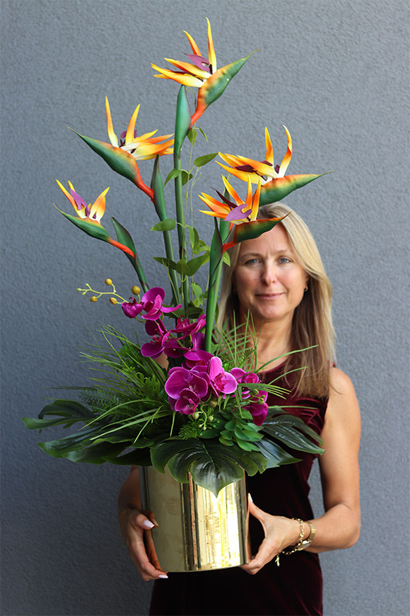 Grestina Figaro 2, kompozycja ze strelicją w złotej donicy