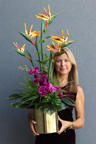 Grestina Figaro 2, kompozycja ze strelicją w złotej donicy