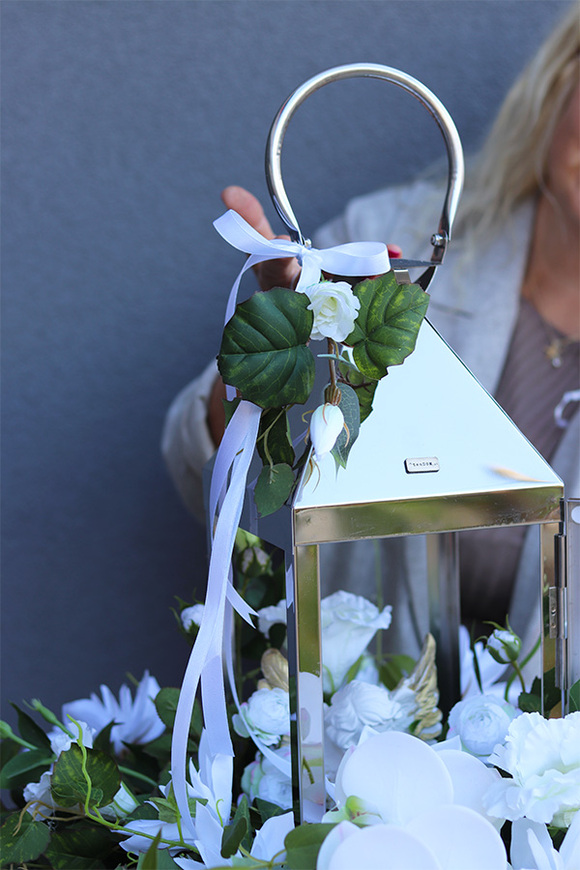 Angelo Garden White Lux, kompozycja nagrobna z aniołem i lampionem