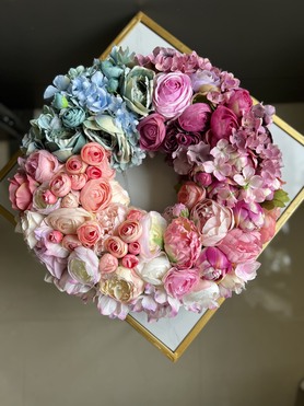 Caryca Bellia, bogaty kwiatowy wianek na drzwi, śr.42cm 