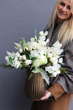 Elegance Hotel, biała kompozycja kwiatowa, wym.50x48cm   