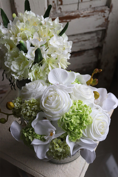 biało-zielony bukiet kwiatów w szklanym wazonie, Orchideano 2, wys.27cm