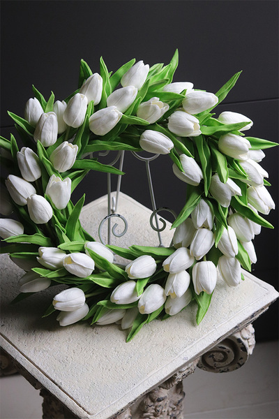 Witaj Wiosno Emporio, biały wianek z piankowych tulipanów