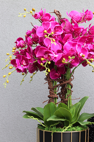 Pink Fuksja, sztuczny storczyk w szarej donicy na stojaku