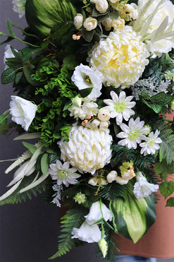 Nenisa, biała wiązanka nagrobna z chryzantemami, dł.76cm 