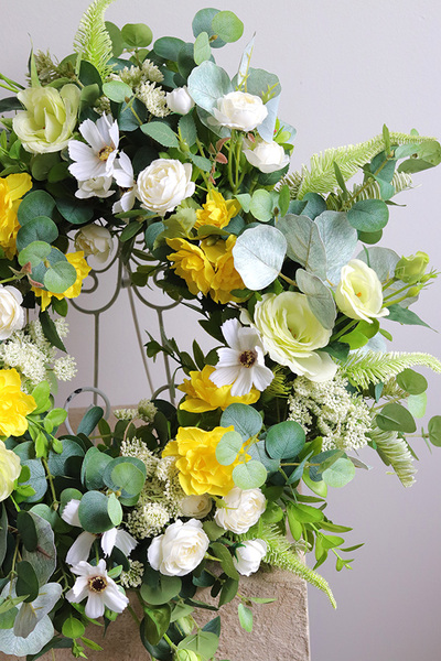 Ticino, żółty wianek na drzwi z żonkilami