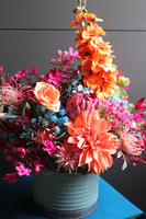 Bollywood, kompozycja kwiatowa w energetycznych kolorach, wys.70cm +wystające elem.