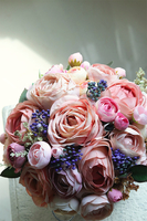 Celina 2, welurowy flowerbox z różowymi kwiatami