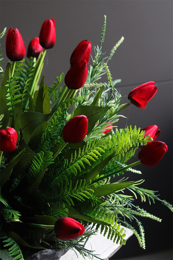 Czerwone Tulippe Volcan, kompozycja nagrobna w misie