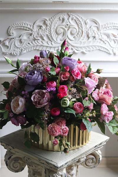 Pranella Lux, kompozycja kwiatowa w złotym naczyniu