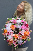 Morello Rich, różowo - brzoskwiniowy wianek na drzwi