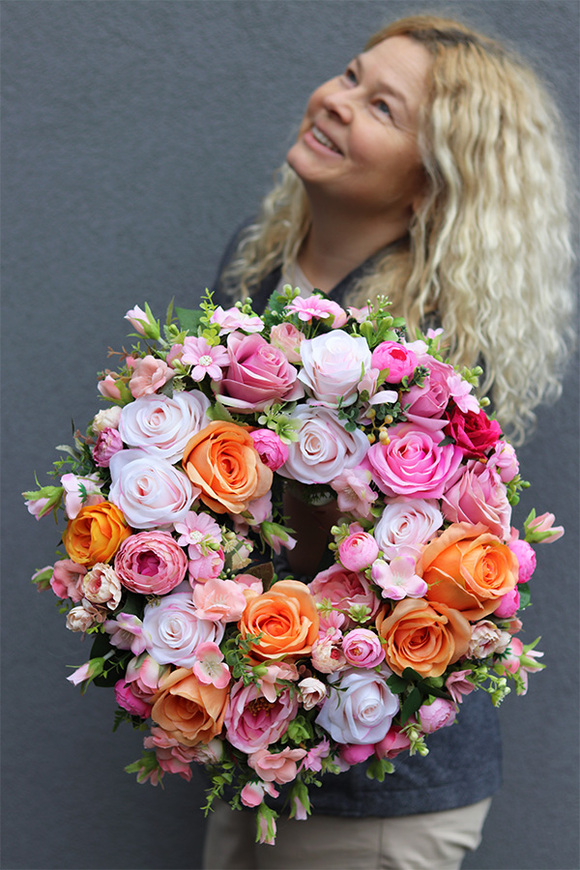 Morello Rich, różowo - brzoskwiniowy wianek na drzwi