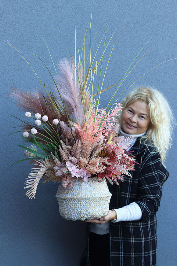 Parise, sztuczna trawa w koszu z ziołami	