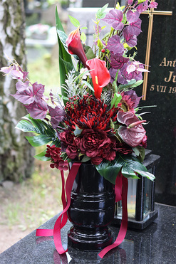 Lerrta, bukiet nagrobny z kaliami i czerwonym bluszczem, dł.85cm 