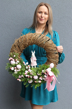 Wielkanoc w Różu, wielkanocny wianek z zajączkiem, rozp.55cm