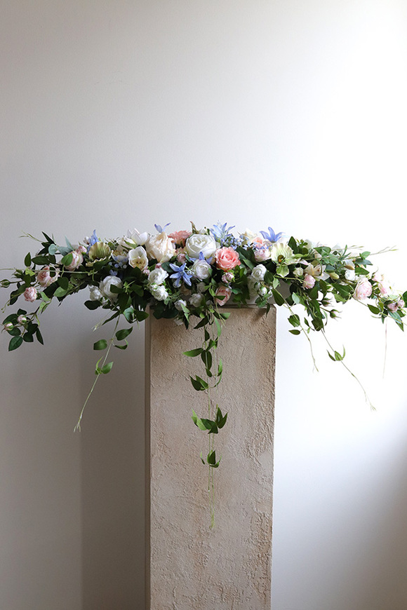 Longia Pastellano, kompozycja kwiatowa na długi stół