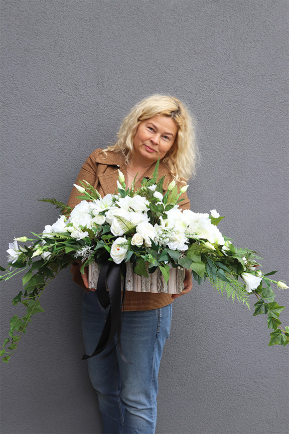 Białe Wspomnienia, dekoracja nagrobna w skrzynce	