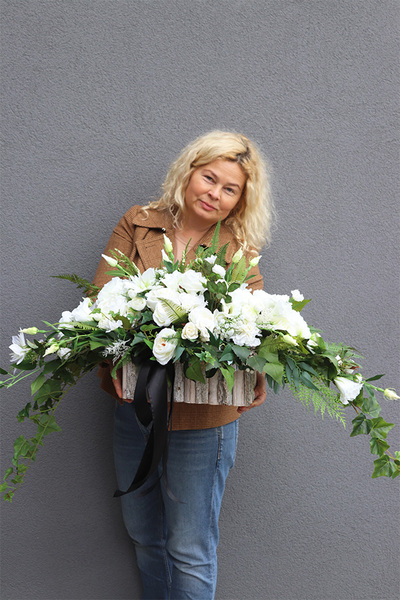 Białe Wspomnienia, dekoracja nagrobna w skrzynce	