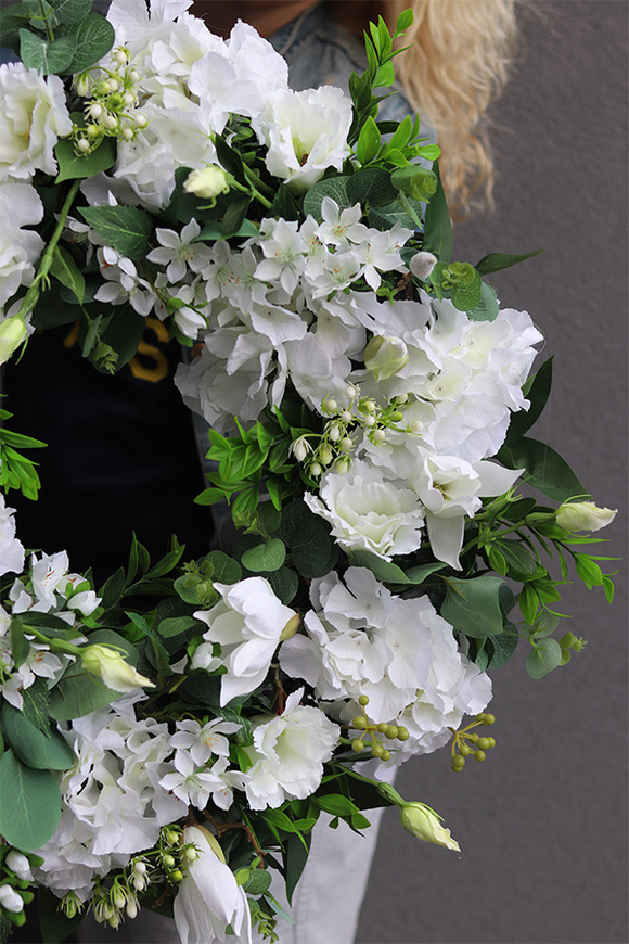 Prowansja, dekoracyjny wianek z białymi hortensjami