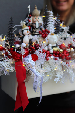 Biała Laponia, stroik świąteczny LED z dziadkiem, wym.37x70x30cm 