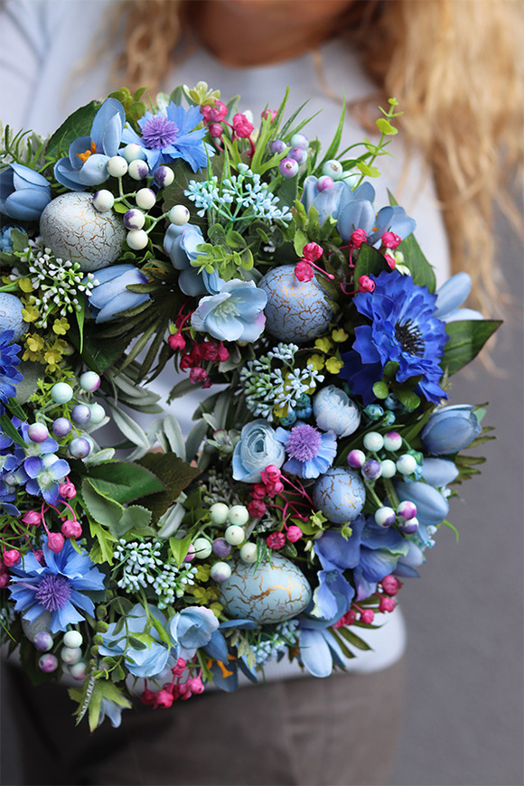 Chabrowy Błękit, niebieski wielkanocny wianek na drzwi