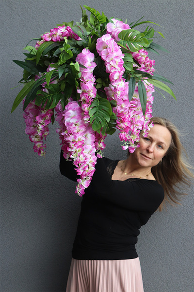 Selia Wisteria, kwiatowa kompozycja w wiszącej metalowej donicy