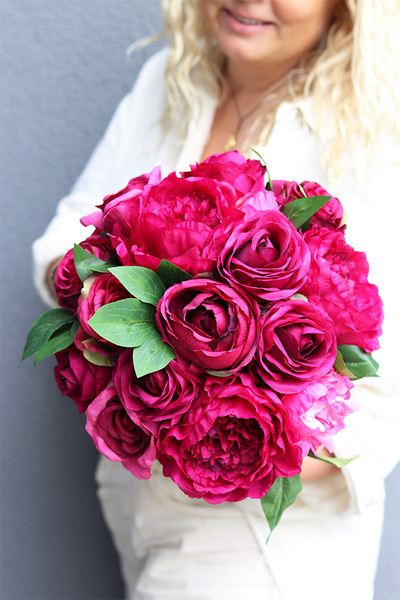 Figaro Peonessa, kompozycja kwiatowa w lustrzanym wazonie