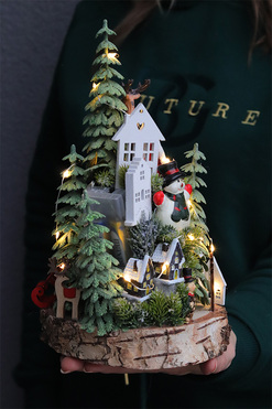 Mini World, świąteczny stroik na plastrze drewna LED, wym.25x14cm