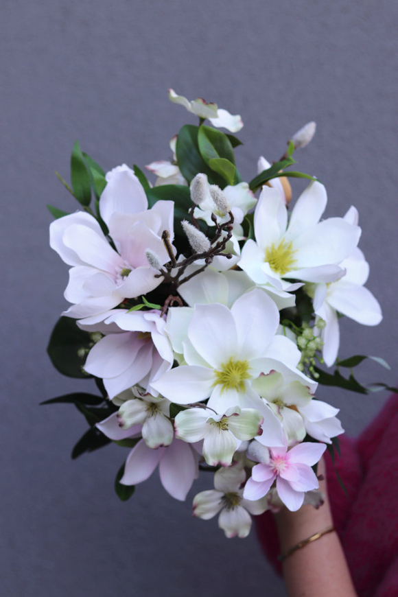 Magnolie Santi, kompozycja kwiatowa w naczyniu