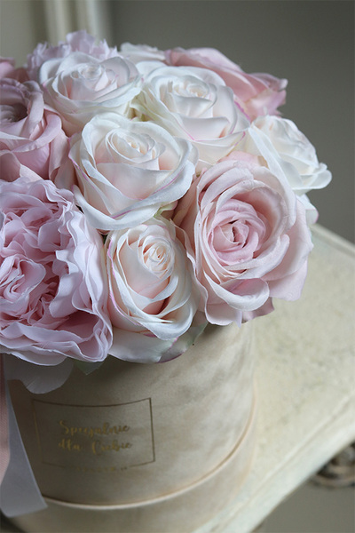 Cedite 2, welurowy flowerbox z różowymi kwiatami