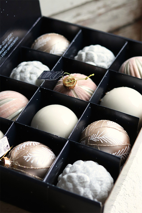 Champagne Forest, błyszczące świąteczne bombki