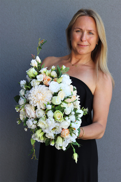 Georgina Cream 2, bogata kompozycja kwiatowa, wym.31x52cm 