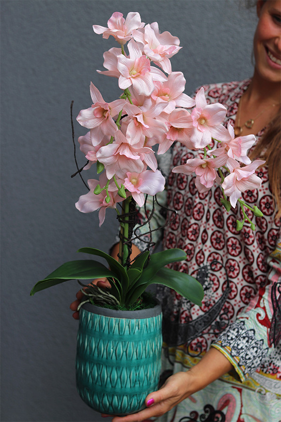 Turkussana, różowy storczyk w turkusowej donicy