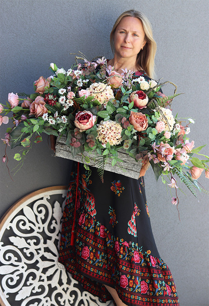 Nurita, dekoracja nagrobna w drewnianej skrzynce, wym.47x122cm 