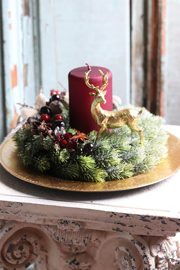 elegancki świąteczny stroik, Bordoti, na złotym talerzu, śr.35cm