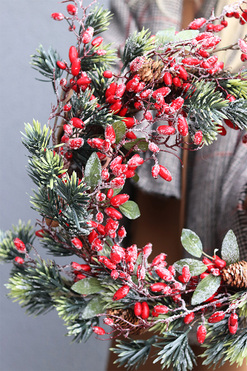 OD RĘKI Redd, zimowy wianek z czerwonymi owocami, rozp.50cm