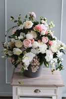 ekskluzywna kompozycja kwiatowa w szarej donicy, Maria Antonina 2, wym.80x78cm 