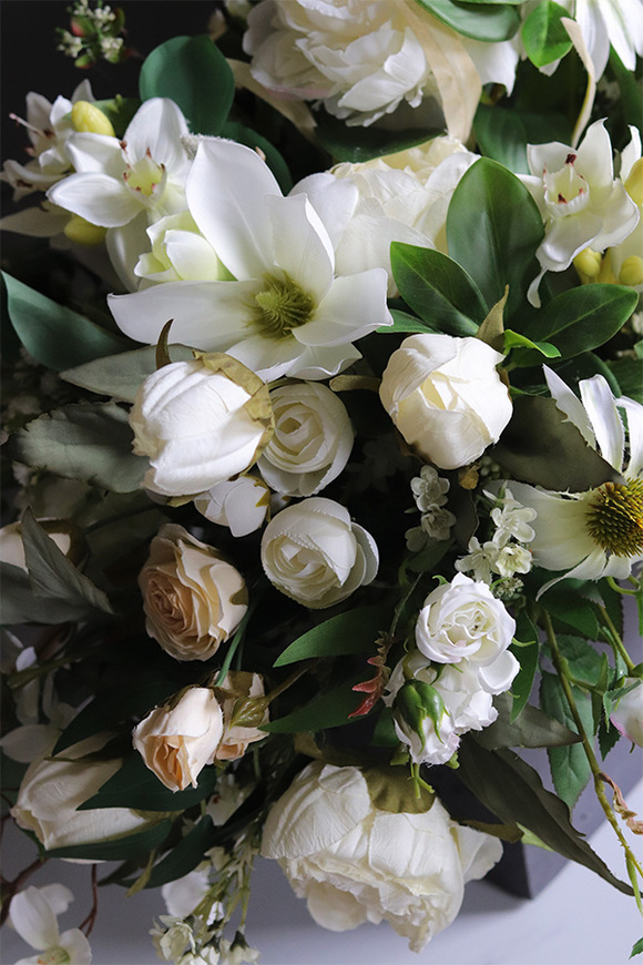 Torrino Romanea, biała kompozycja kwiatowa