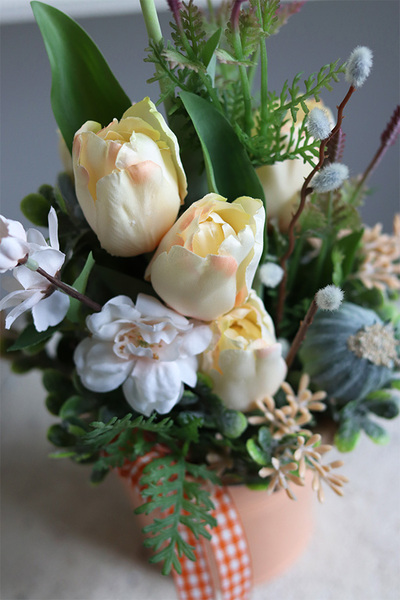 Mini Peach, wiosenna dekoracja kwiatowa z tulipanami