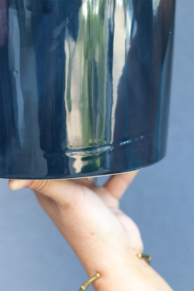 Navy Natural, storczyk w białym naczyniu