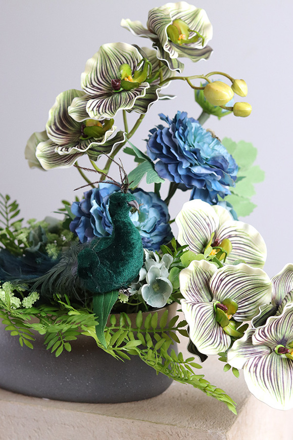 Desderia, kompozycja kwiatowa z pawiem