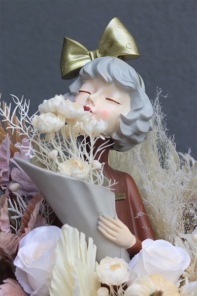 Perfect Lady, welurowy flowerbox z lalką